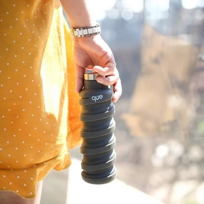 20oz que Bottle Metallic Charcoal 4 20oz que Bottle Metallic Charcoal - Image 2